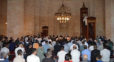 Mardin'de, 842 yıllık Ulu Cami'de bayram namazı yoğunluğu