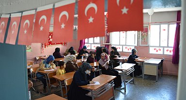 Mardin'de anneler önce kitap okudu, ardından çocuklarının oturduğu sıralarda sınava girdi