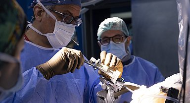 Medicana Ataşehir Hastanesi'nde canlı beyin pili cerrahisi uluslararası katılımla gerçekleştirildi