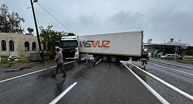 Mersin'de TIR'ın yağış nedeniyle kayarak yaptığı kaza kamerada: 1 yaralı