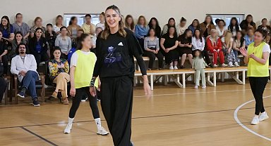 Meryem Boz, kadın hükümlü ve tutuklularla bir araya geldi