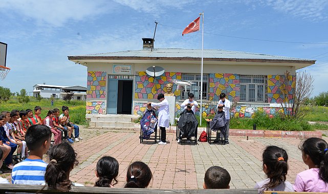 Meslek lisesi öğrencileri kırsalda çocukları bayrama hazırlıyor