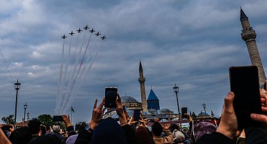 Mevlana'nın Karaman'dan Konya'ya göçü, Türk Yıldızları gösterisiyle kutlandı