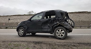 Minibüs, otomobile ve tabela direğine çarptı: 1 ölü
