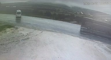 Minibüs şarampole devrildi; 2 yaralı