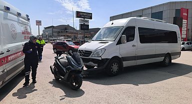 Minibüsle çarpışan motosikletten düşen baba ile kızı yaralandı