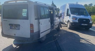 Minibüsler çarpıştı: 4 yaralı