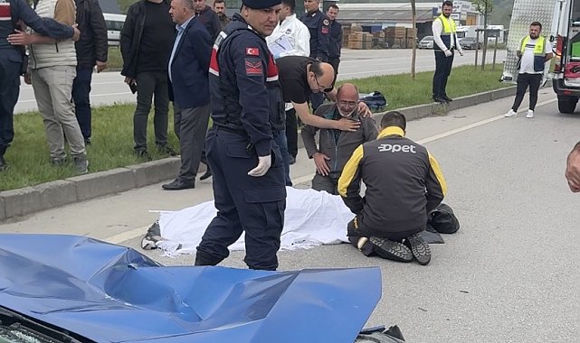 Minibüsten inip yolun karşısına geçerken otomobilin çarptığı kadın, öldü
