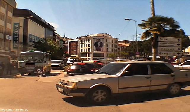 Minibüsün çarptığı kadın yaralandı; kaza kamerada
