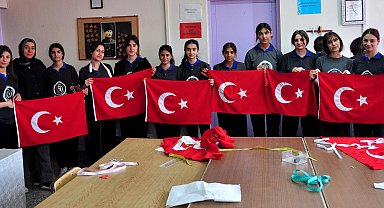 Moda tasarımı öğrencileri, 19 Mayıs için Türk bayrağı dikiyor