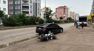 Motosiklet, hafif ticari araç ve otomobilin çarpıştığı kazada 2 kişi yaralandı
