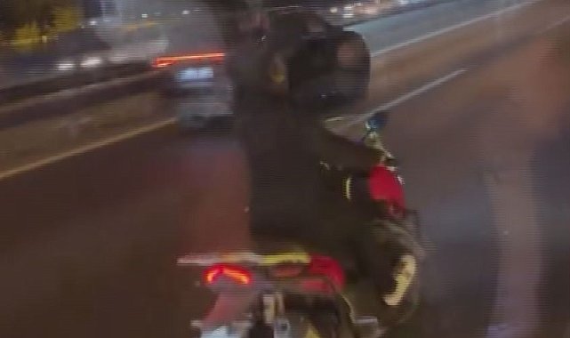 Motosiklet sürücüsü elindeki cismi İETT otobüsüne fırlattı; yolcuların panik anları kamerada