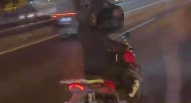 Motosiklet sürücüsü elindeki cismi İETT otobüsüne fırlattı; yolcuların panik anları kamerada