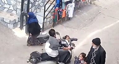 Motosikletin küçük çocuğa çarptığı kaza kamerada