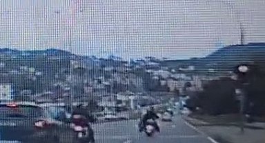 Motosikletin yayaya çarpması sonucu 2 kişi yaralandı; kaza anı kamerada