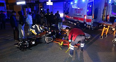 Motosikletle kamyonetin çarpıştığı kaza kamerada; 2 yaralı