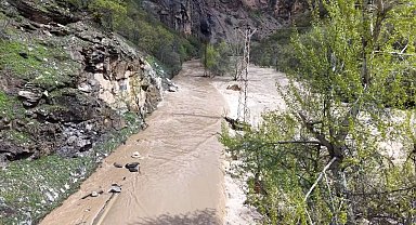 Munzur çayı taştı, kara yolu trafiğe kapandı