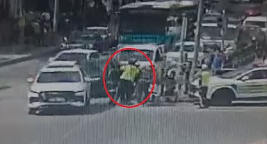 Nefes borusuna cisim kaçan moto kurye, polislerin 'heimlich' manevrası ile hayata tutundu; o anlar kamerada