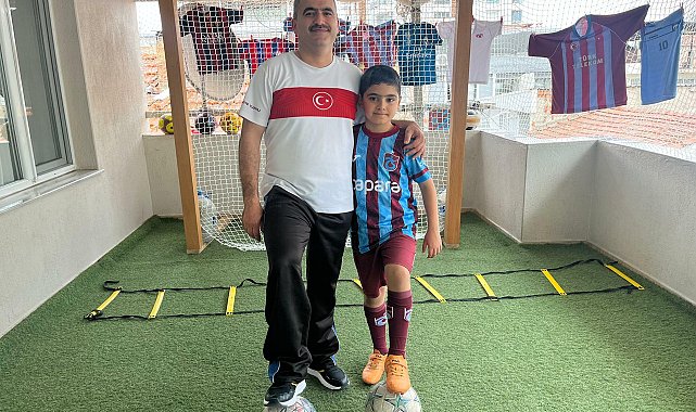 Oğlunun hayali için evinin balkonunun mini futbol sahasına çevirdi