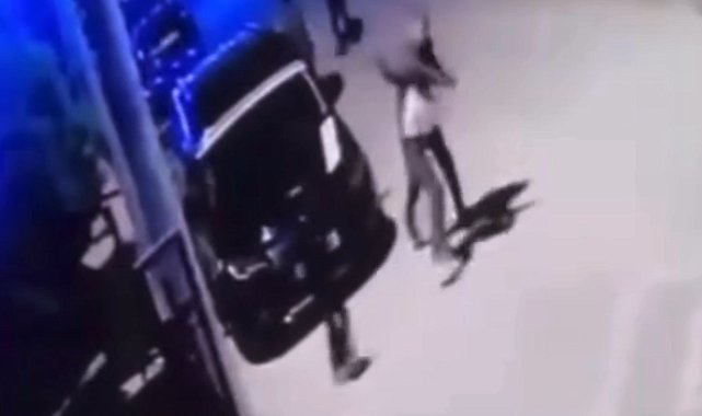 Oğlunun kavga ettiği çocuğu öldüresiye dövdü, o anlar kamerada