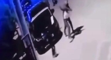 Oğlunun kavga ettiği çocuğu öldüresiye dövdü, o anlar kamerada