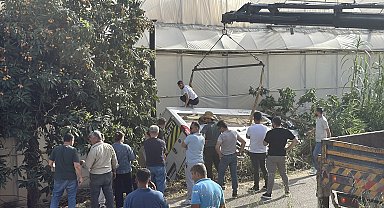 Öğrenci servis minibüsü bahçeye devrildi: 6 yaralı