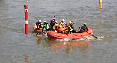 Okul Sporları Rafting Şampiyonası'nda halay ve horon aynı alanda buluştu