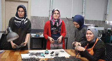 Oltu'nun 'kara kehribarına' kadın eli değdi