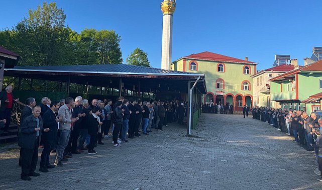 Ordu'da cami çıkışı bayramlaşmak isteyenler metrelerce kuyruk oluşturdu