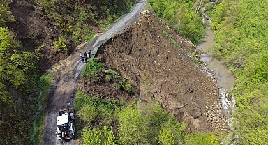Ordu'da yaşanan heyelan nedeniyle yollarda çökme oluştu