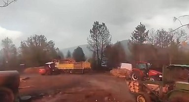 Orman işçilerinin yakınına yıldırım düştü; o anlar kamerada