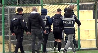 Orta hakemin yüzünden yumruklandığı maç tatil edildi; futbolcu gözaltına alındı