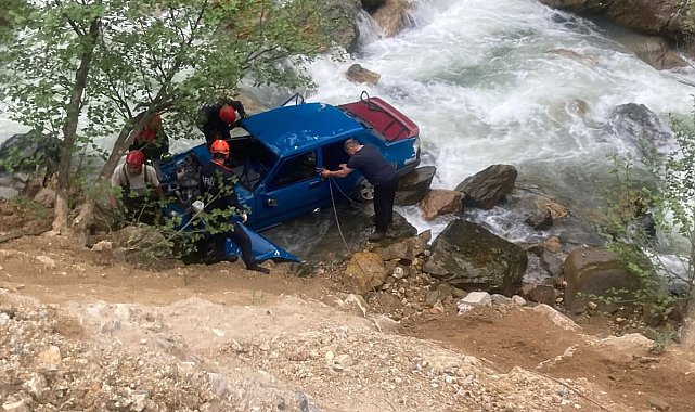 Otomobil dereye düştü; karı-koca öldü, 1 yaralı