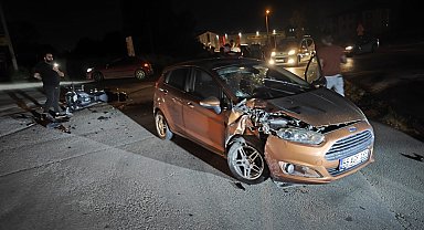 Otomobil ile çarpışan motosikletin sürücüsü yaralandı; kaza kamerada