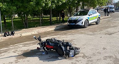 Otomobil ile motosiklet çarpıştı: 1'i ağır 5 yaralı