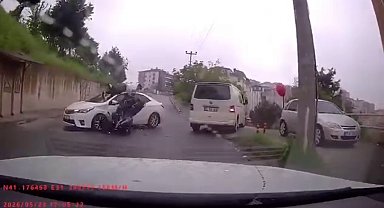 Otomobil ile motosikletin çarpıştığı kaza kamerada