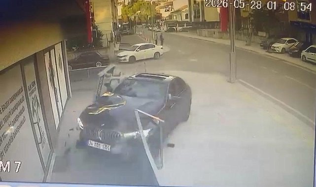 Otomobil iş yerine girdi; kaza anı kamerada