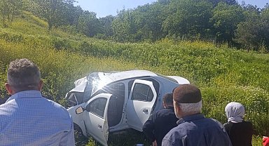 Otomobil istinat duvarına çarptı: 3 ölü, 1 yaralı