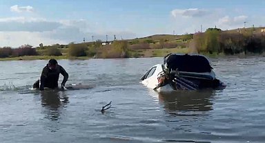 Otomobil nehre uçtu, sürücü kendi imkanlarıyla kurtuldu