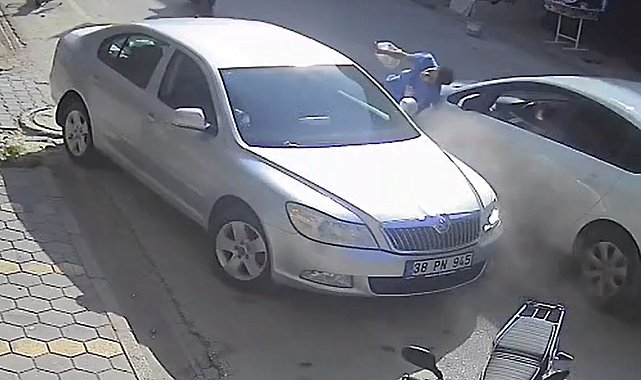 Otomobil park halindeki araca ve ardından çocuğa çarpıp yaraladı; kaza kamerada