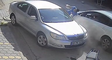 Otomobil park halindeki araca ve ardından çocuğa çarpıp yaraladı; kaza kamerada