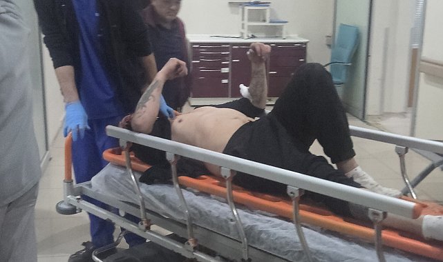 Otomobil tarlaya uçtu, devirdiği elektrik direğine motosiklet çarptı: 1'i ağır, 4 yaralı
