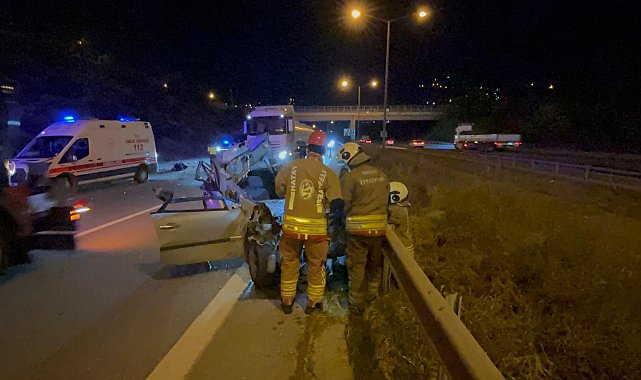 Otomobil, TIR'a çarptı: 1 ölü, 1 yaralı