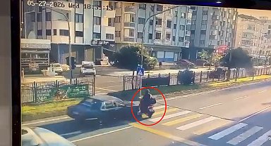 Otomobil yaya geçidinde motosiklete çarptı: kaza kamerada