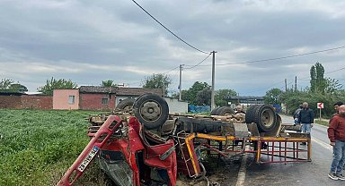Otomobile çarpmamak için sürücüsünün manevra yaptığı kamyon devrildi; 5 yaralı