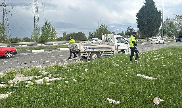 Otomobilin çarptığı kamyonetteki 2 kişi yaralandı