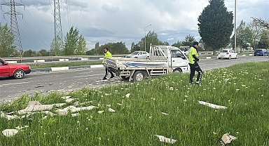 Otomobilin çarptığı kamyonetteki 2 kişi yaralandı