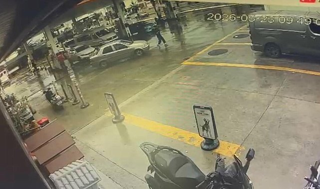 Otomobilin çarptığı yaya yaralandı, kaza kamerada