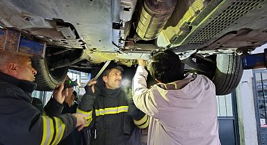 Otomobilin motor bölümüne giren kedi sanayide çıkarıldı
