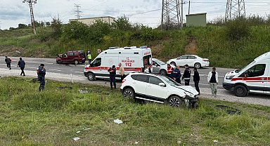 Otomobille hafif ticari araç çarpıştı; 1'i ağır, 4 yaralı
